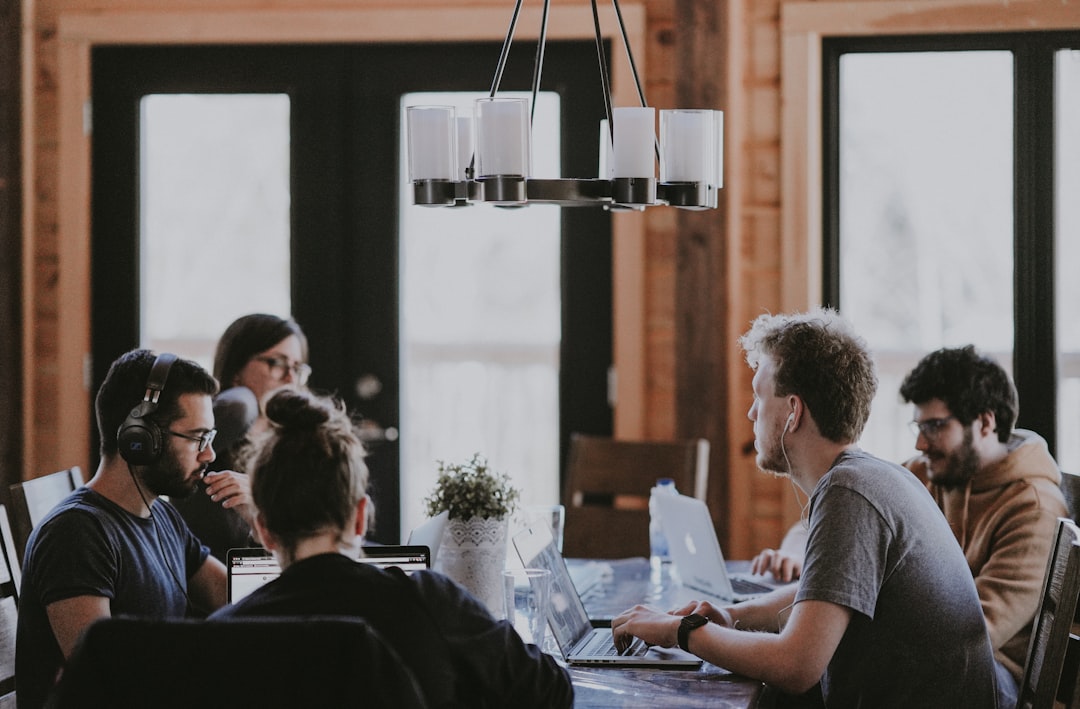 agence digitale spécialisée dans la création de stratégies en ligne, le développement web, le marketing numérique et la gestion des réseaux sociaux pour booster votre présence digitale.