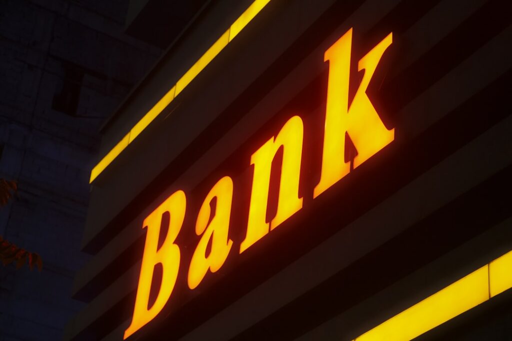découvrez tout ce qu'il faut savoir sur le code bancaire : définition, utilité et comment l'utiliser pour vos transactions financières en toute sécurité.