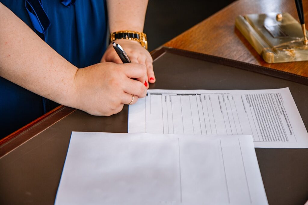 annexe de contrat : document complémentaire ajoutant des modifications ou précisions à un contrat existant pour formaliser les accords entre parties.