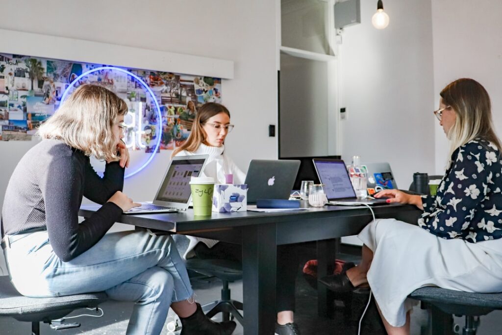 agence digitale spécialisée dans la création de stratégies en ligne, le développement web, le marketing digital et l'optimisation de la présence numérique pour booster votre business.
