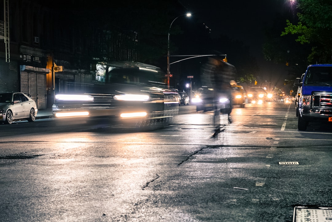 découvrez les réglementations sur le bruit nocturne pour garantir un environnement paisible et respecter les horaires de silence.