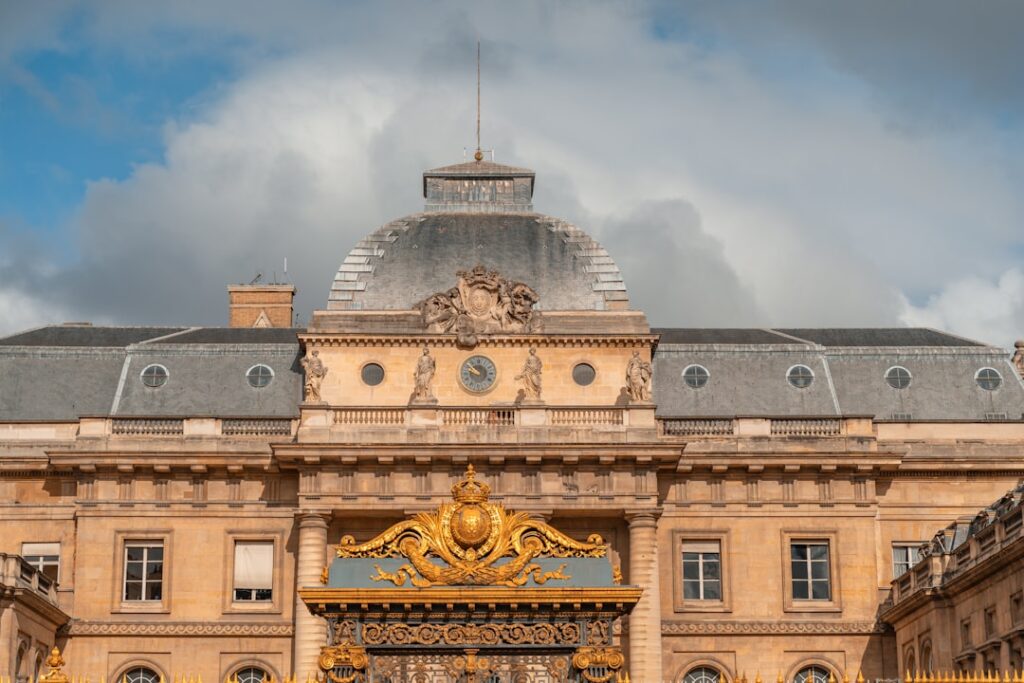 découvrez le tribunal judiciaire de paris, la juridiction de droit commun compétente pour traiter les affaires civiles et pénales dans la capitale française.